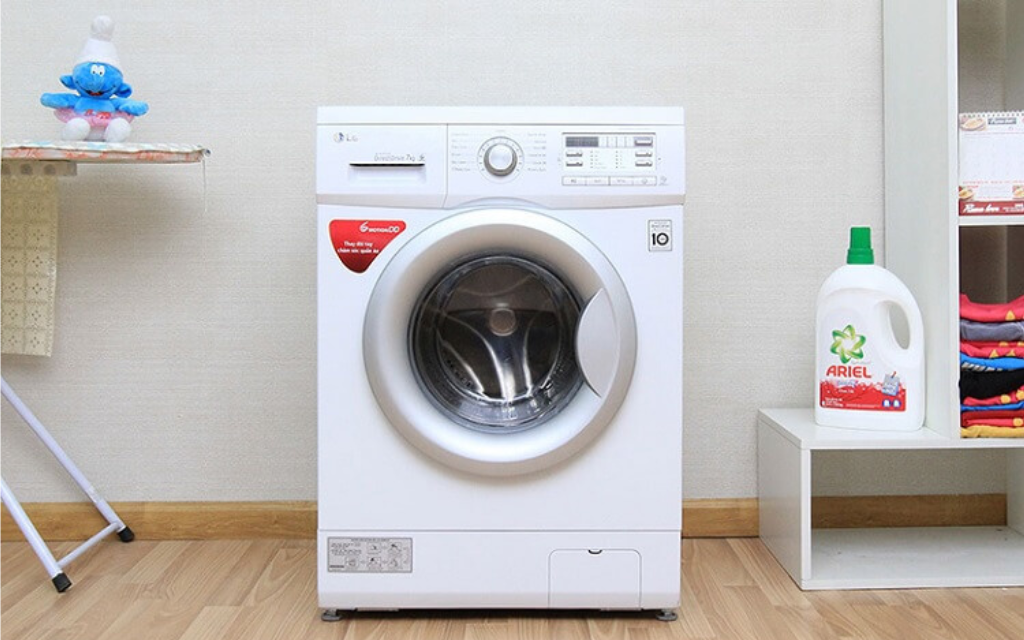 cách đổ nước giặt vào máy giặt cửa trên Cách đổ nước xả vào máy giặt cửa trên bằng bóng xả, cách đổ nước giặt vào máy giặt cửa trên