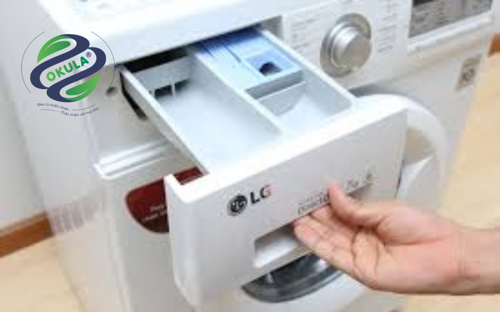 Cách đổ nước xả vào máy giặt cửa trên bằng bóng xả Cách đổ nước giặt vào máy giặt cửa trên đúng quy trình, Cách đổ nước xả vào máy giặt cửa trên bằng bóng xả