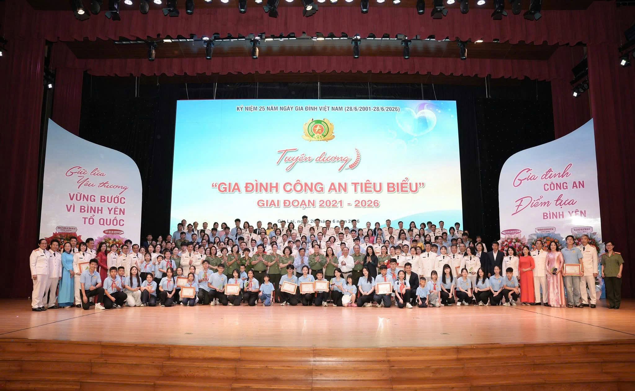 Không khí trang trọng tại Lễ tuyên dương "Gia đình Công an tiêu biểu giai đoạn 2021–2026" nhân kỷ niệm 25 năm Ngày Gia đình Việt Nam. Trong chương trình, OKULA GROUP vinh dự đồng hành cùng Ban Tổ chức, trao tặng những phần quà ý nghĩa tới các gia đình cán bộ, chiến sĩ Công an nhân dân, thể hiện cam kết của doanh nghiệp trong việc lan tỏa lối sống xanh, tiêu dùng bền vững và thực hiện trách nhiệm xã hội vì cộng đồng.